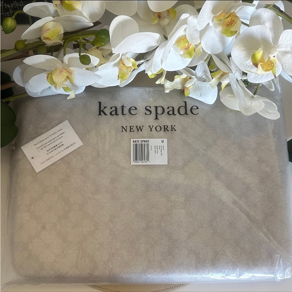 NWT 🤍 Kate Spade Beige & Cream Flower Universal Laptop Sleeve - Picture 4 of 6